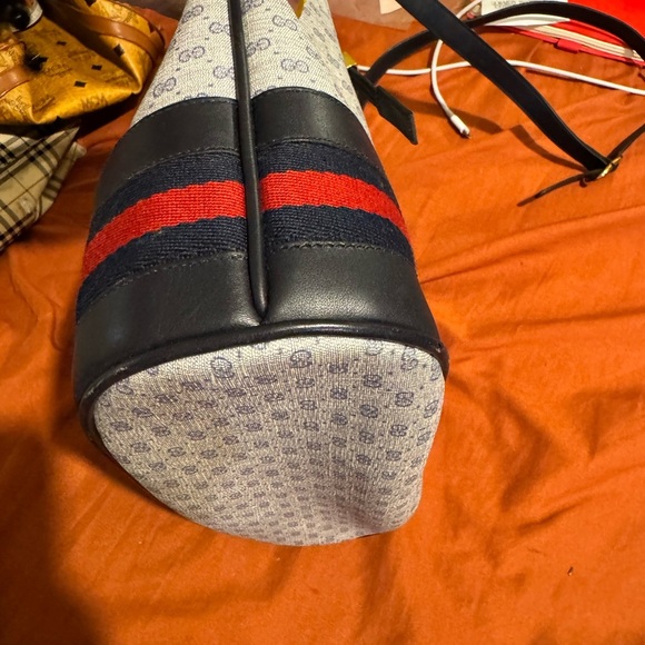 Gucci Stylish Black and Gray Bucket Bag - Picture 5 of 13